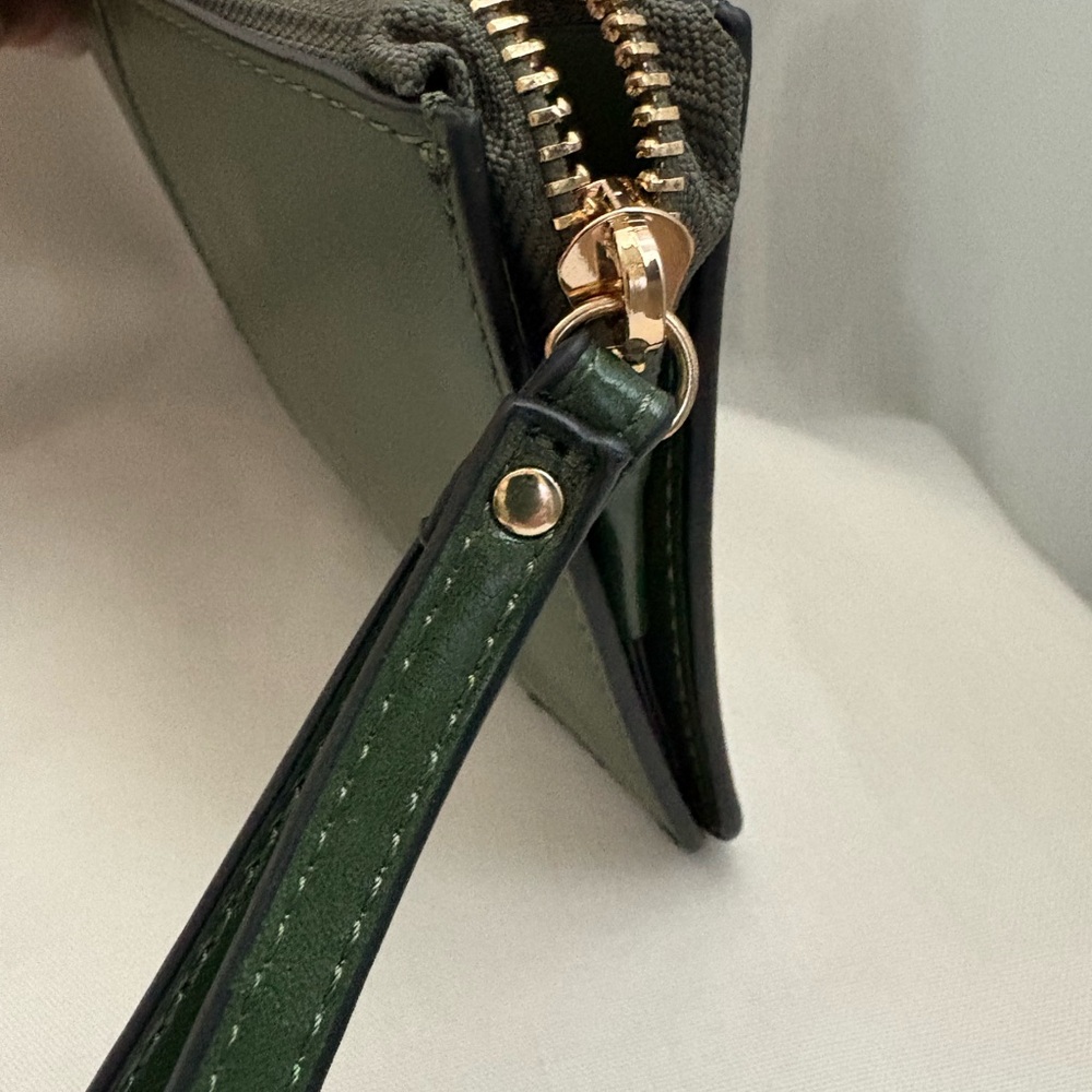 Brand New Green Leather Wristlet / Clutch/ Wallet - Picture 3 of 6